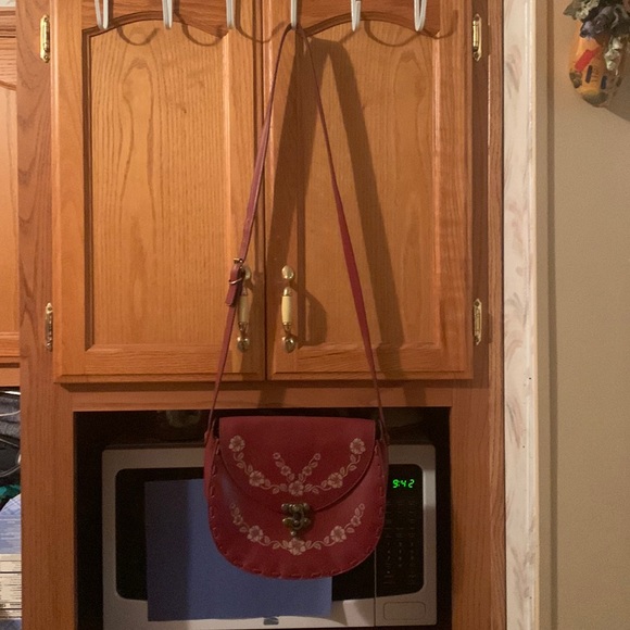 Super cute, vinyl bag with flower details and stitching - Picture 1 of 13